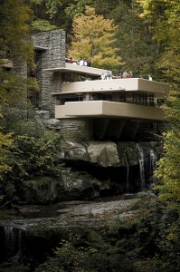 дом над водопадом